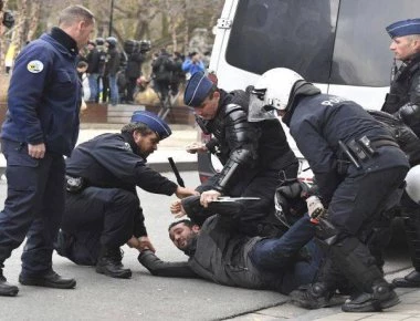 «Κίτρινα γιλέκα» και στις Βρυξέλλες: Δεκάδες συλλήψεις και συγκρούσεις με την Αστυνομία